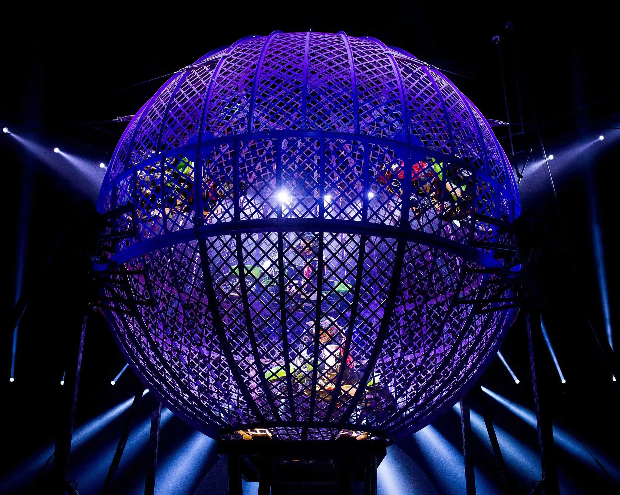 Трагедія у «Сфері смерті»: смертельний інцидент на арені цирку в Італії піднімає питання безпеки екстремальних шоу